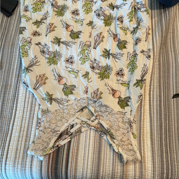 Garden themed tank from hot topic - Picture 2 of 3